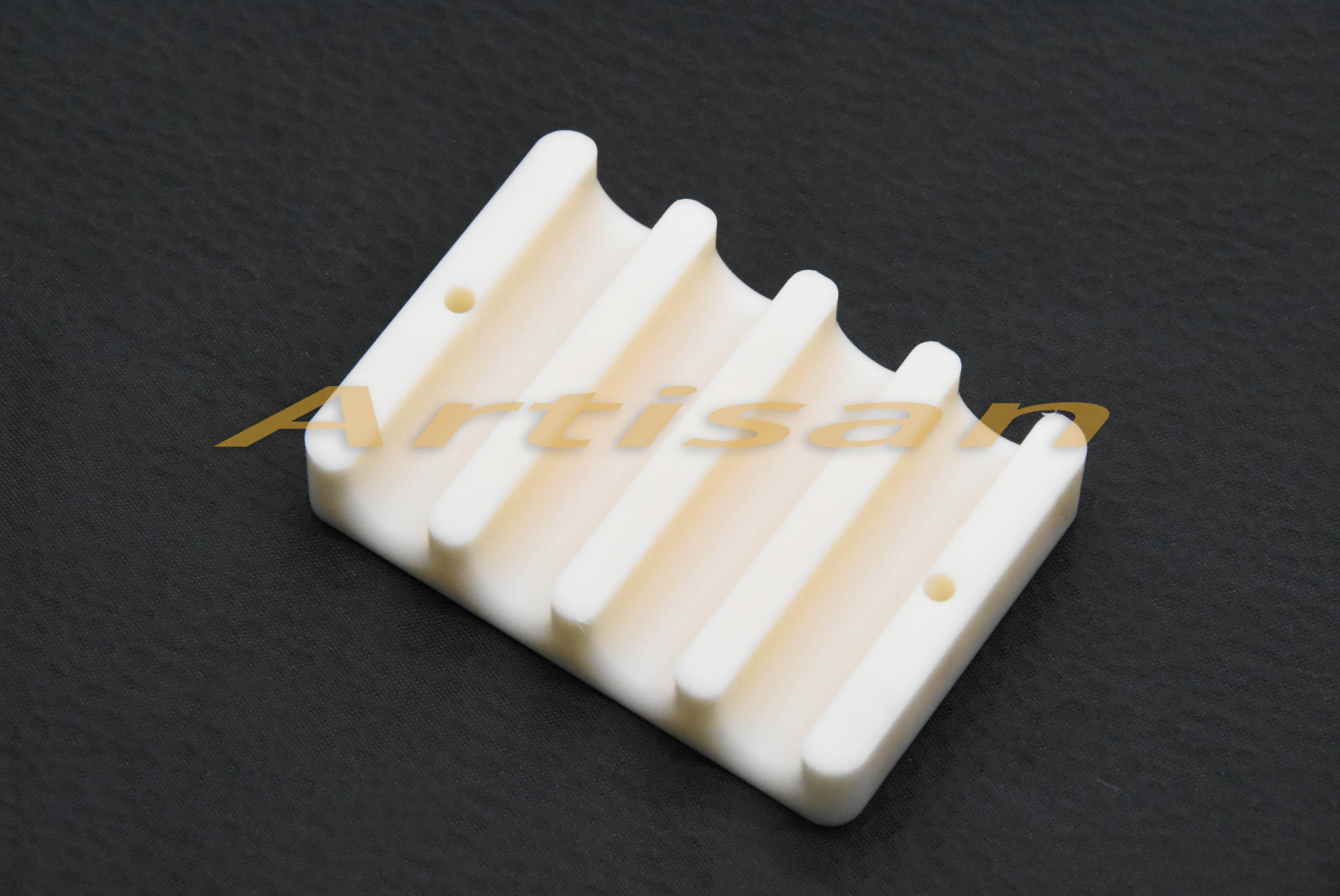 <strong>電子類精密加（jiā）工：尼龍夾具</strong>